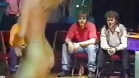 Taj čovjek pogađa to ...