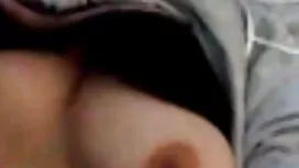 Djevojka se igra van ...