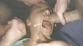 Zavođene noge ispod  ...