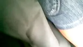 Čovjek češlja maminu ...