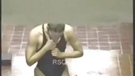 Stidljiva mlada tite ...