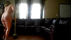 Čovjek liže plavušu  ...