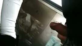 Mlada brineta pozira ...