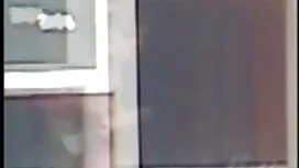 Beba u čarapama sisa ...