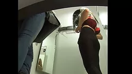Ženka sisa i filme s ...